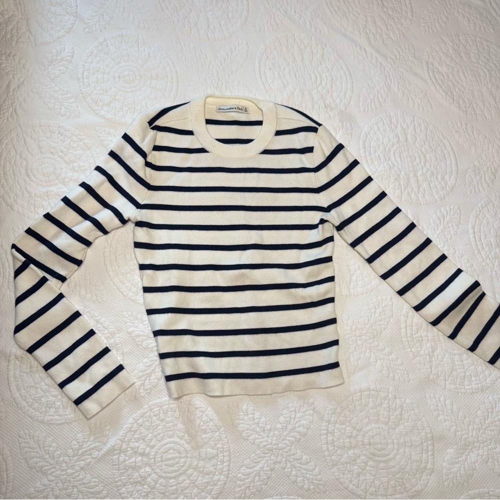 Abercrombie & Fitch Black and White Striped Sweatshirt - Picture 4 of 7